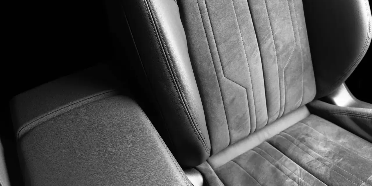 Detailaufnahme eines Autositzes mit Wildleder- und Lederakzenten. Tipps zum Entfernen von Flecken aus Wildleder.