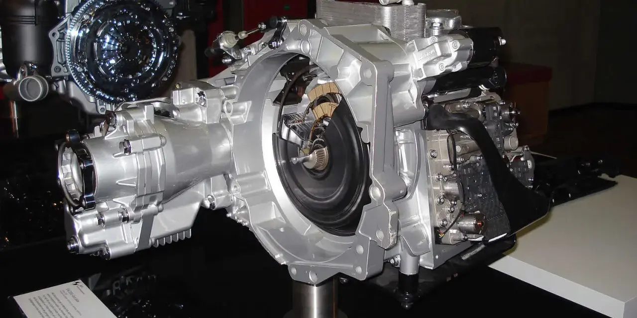 Schnittmodell eines DSG-Getriebes, das die komplexe Mechanik und die Langlebigkeit der Technologie zeigt.