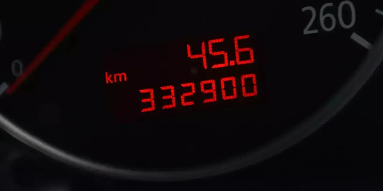 Digitalanzeige eines Autos mit 332.900 km Laufleistung. Die Anzeige zeigt auch 45.6 km/h.