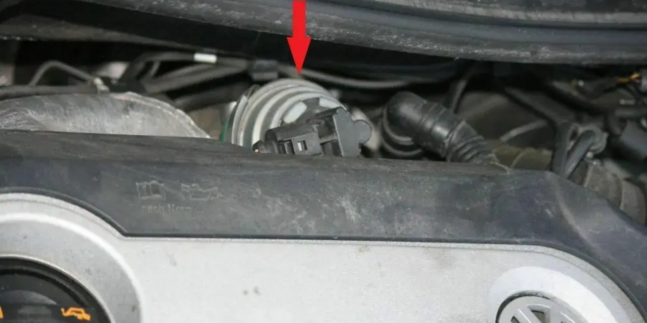 Roter Pfeil zeigt auf ein Bauteil im Motorraum. Mögliche abgasdrucksensor defekt symptome können hier ihren Ursprung haben.