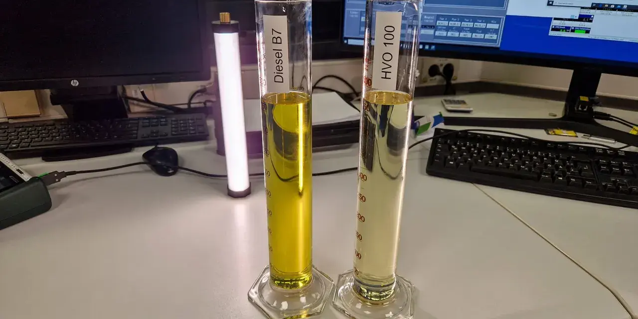 Zwei Messzylinder mit Diesel B7 und HVO 100 für einen Diesel Additiv Test des ADAC.