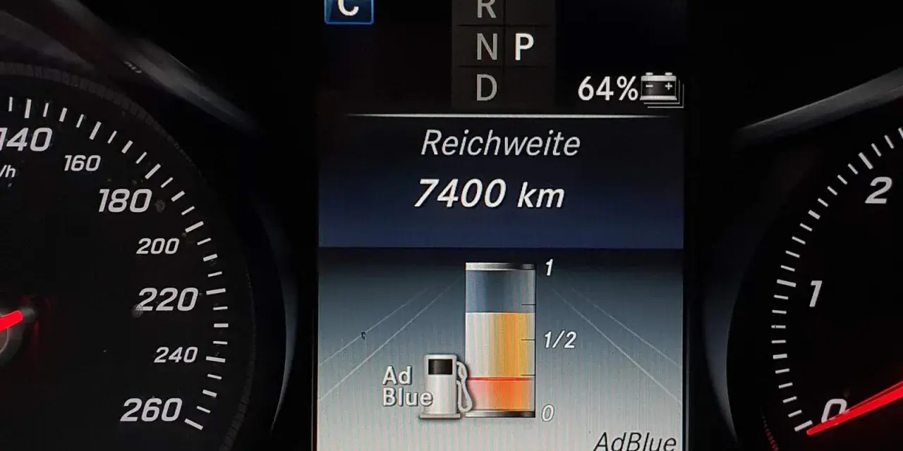 Reichweite 7400 km, AdBlue-Tank fast voll. Die Anzeige zeigt den Füllstand des AdBlue-Harnstoffs.