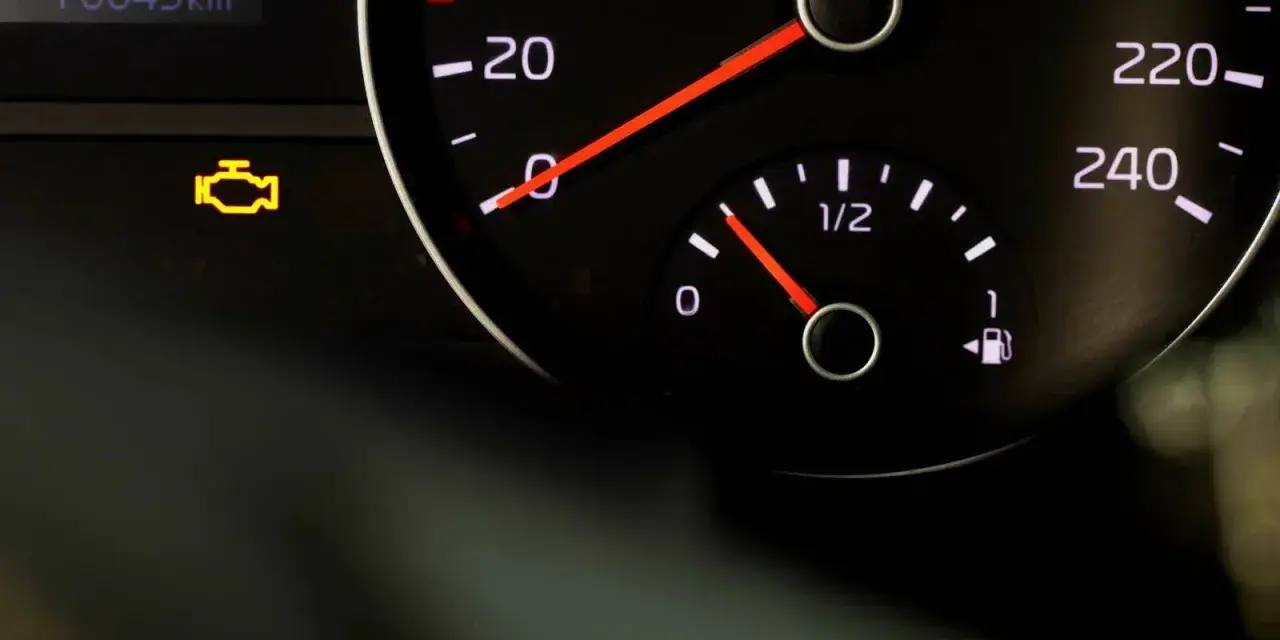 Motorkontrollleuchte blinkt und geht wieder aus. Der Kilometerstand beträgt 70045 km. Die Tankanzeige ist fast leer.