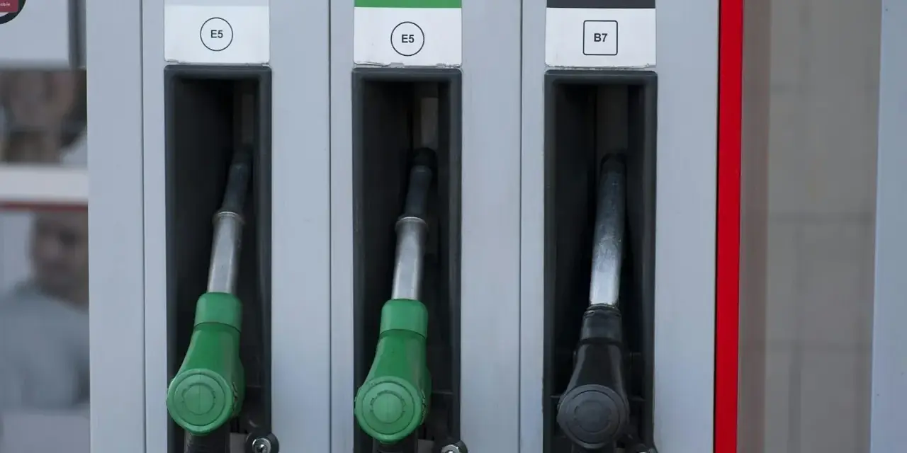 Zapfen für Benzin (98, 95) und DIESEL. Der DIESEL-Zapfen ist schwarz, bereit für den nächsten power diesel Tankvorgang.