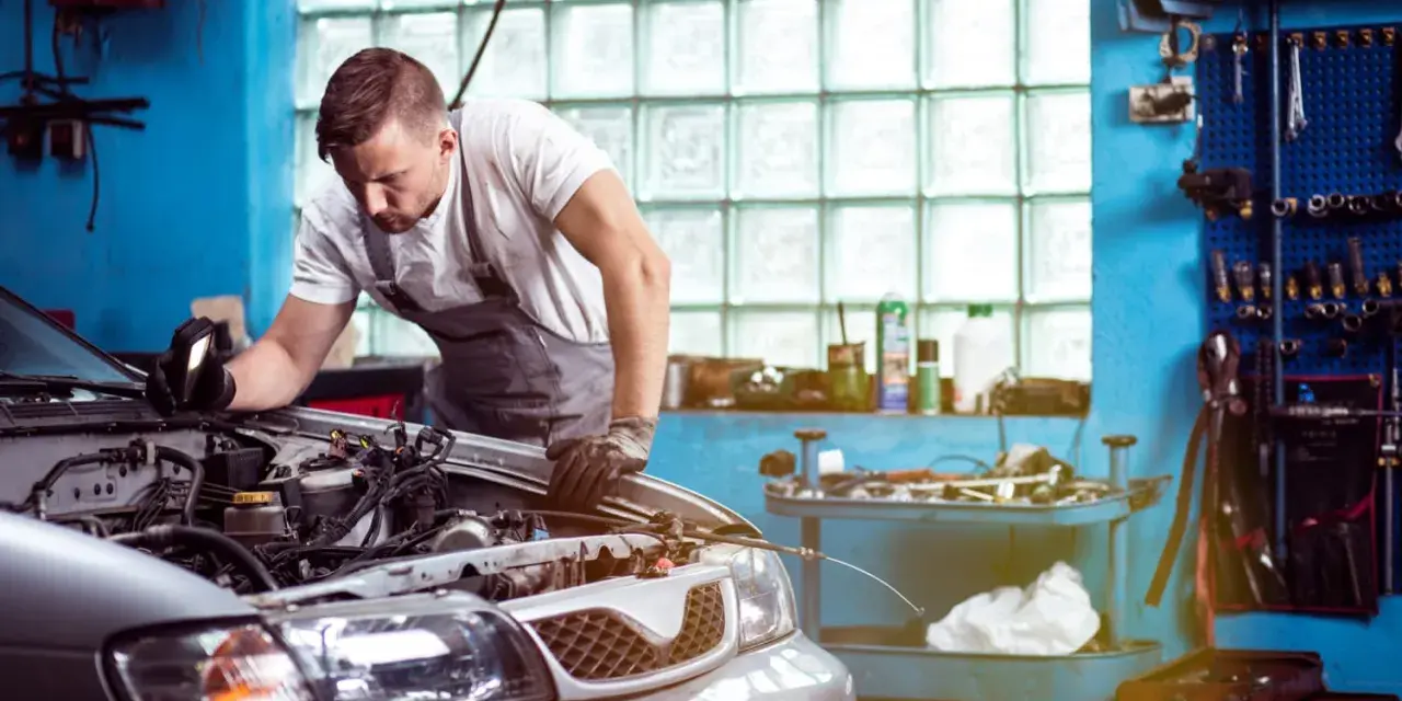 Mechaniker untersucht Motor. Er hofft, dass das Auto nach der Reparatur wieder funktioniert, aber es scheint, als ob das Auto nach Reparatur wieder defekt ist.