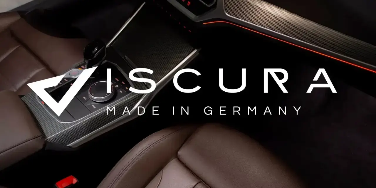 Hochwertige braune Ledersitze im Auto, bereit für die professionelle leder aufbereiten. Das Interieur zeigt dezent beleuchtete Akzente.