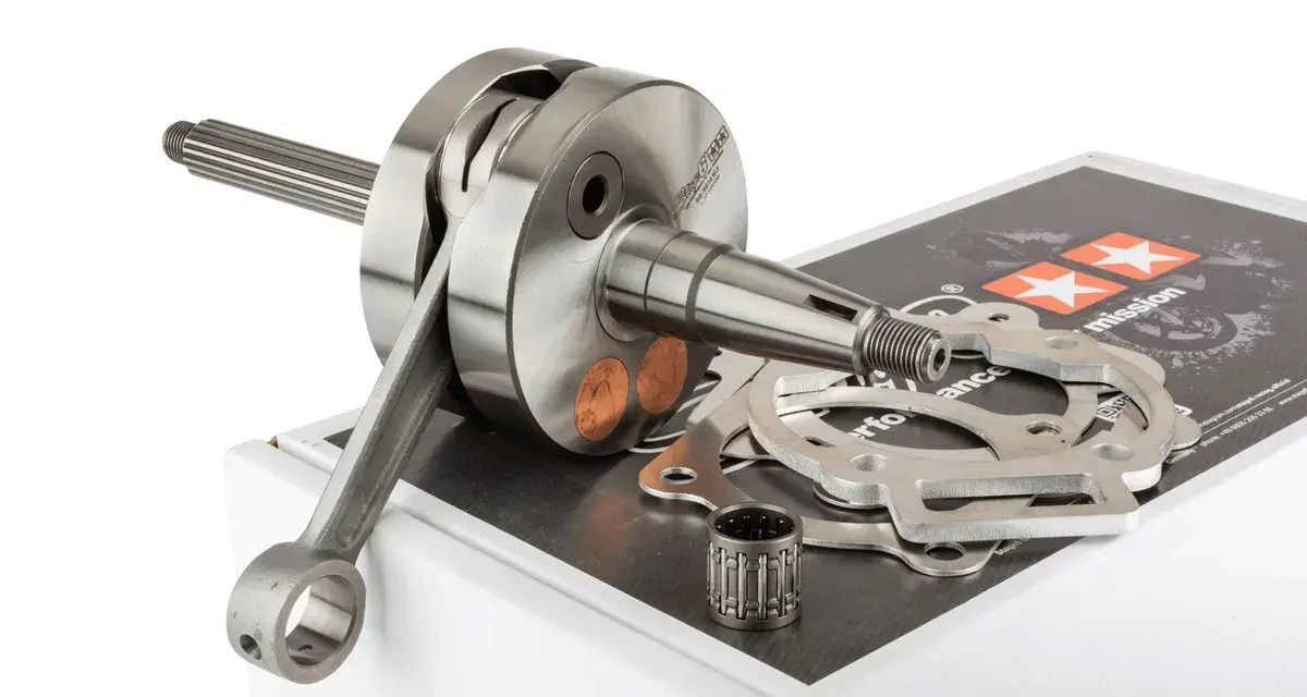 Hochwertige Kurbelwelle für Auto-Tuning, mit Pleuel und Lager, bereit für mehr Leistung.