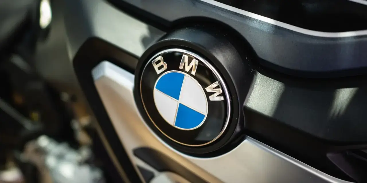 Nahaufnahme des BMW-Logos auf einem Motorrad. Wichtige Informationen zu BMW Serviceintervallen sind hier zu finden.