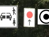 Drei neue Verkehrsschilder: Parkplatz mit Fußgängern, Einfahrt verboten mit rotem Kreis und ein Zielzeichen.