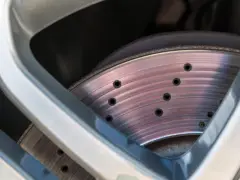Detailaufnahme eines Rades mit gelochten Bremsscheiben. Das Lochmuster ist ein klares gelochte bremsscheiben vorteil für bessere Kühlung und Bremsleistung.
