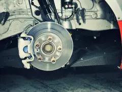 Nahaufnahme einer Bremsscheibe und eines Bremssattels. Ein Zeichen dafür, dass man die Bremsen selber wechseln kann.