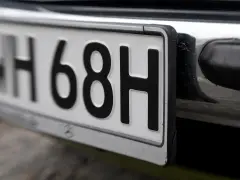 Nahaufnahme eines Nummernschilds eines Oldtimers. Dieses Fahrzeug darf die Umweltzone befahren.