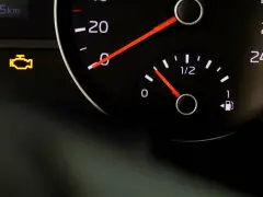 Motorkontrollleuchte blinkt und geht wieder aus. Der Kilometerstand beträgt 70045 km. Die Tankanzeige ist fast leer.