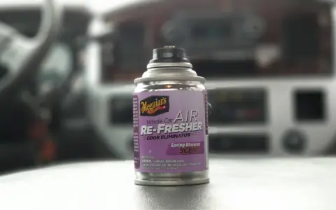 Dose "Meguiar's Whole Car Air Re-Fresher" mit Frühlingsblütenduft hilft, unangenehme Gerüche im Auto zu entfernen.