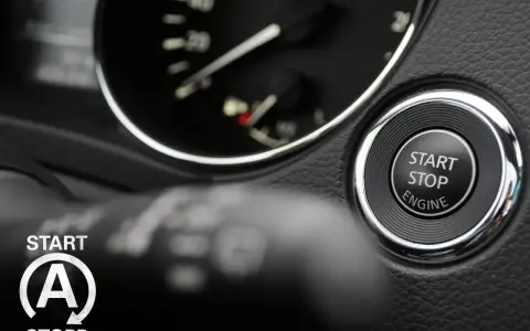 Startknopf im Auto mit Kreis und Pfeilen, bereit für die Fahrt.