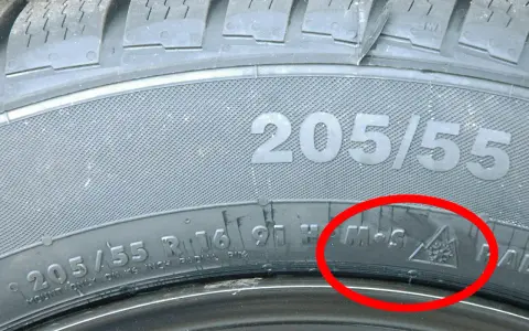 Nahaufnahme eines Reifens mit der Kennzeichnung 205/55 R16. Deutlich sichtbar ist das M+S Symbol, das auf einen Ganzjahresreifen hinweist.