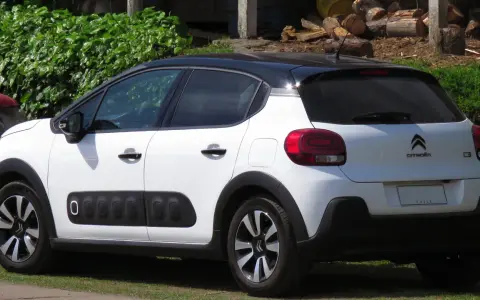 Weißer Citroën C3 mit schwarzem Dach, bereit für den nächsten Citroën Wartungsplan.