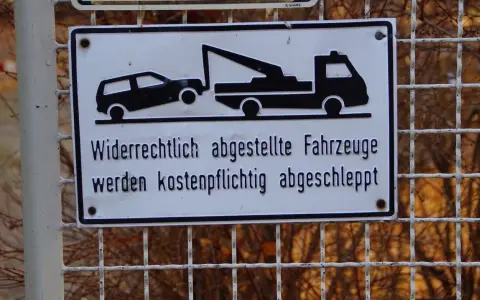 Schild: Widerrechtlich abgestellte Fahrzeuge werden kostenpflichtig abgeschleppt. Was tun, wenn das Auto abgeschleppt wurde?