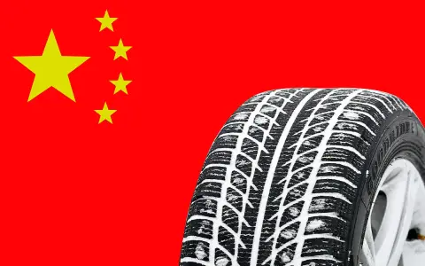 Winterreifen von Goodride im Test vor der chinesischen Flagge.