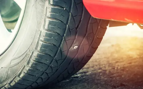 Ein Nagel steckt in einem Autoreifen, aber keine Sorge, reifen flicken erlaubt!