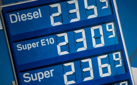Preisschild an einer Tankstelle: Diesel 2,359€, Super E10 2,309€, Super 2,369€. Nicht jedes Auto kann E10 tanken.