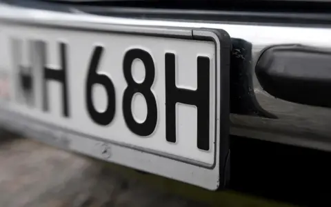 Nahaufnahme eines Nummernschilds eines Oldtimers. Dieses Fahrzeug darf die Umweltzone befahren.