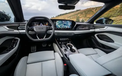 Moderner audi a6 innenraum mit großem Infotainment-Display und digitalen Instrumenten, bereit für die Fahrt durch malerische Landschaften.