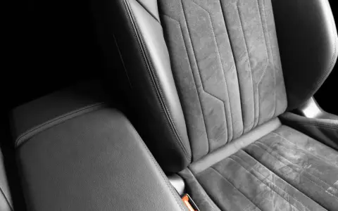Detailaufnahme eines Autositzes mit Wildleder- und Lederakzenten. Tipps zum Entfernen von Flecken aus Wildleder.