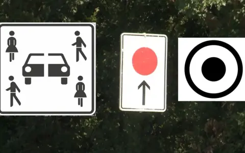 Drei neue Verkehrsschilder: Parkplatz mit Fußgängern, Einfahrt verboten mit rotem Kreis und ein Zielzeichen.