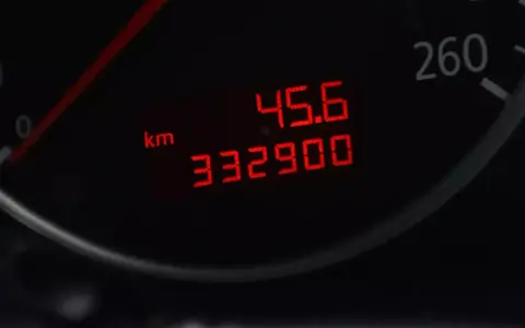 Digitalanzeige eines Autos mit 332.900 km Laufleistung. Die Anzeige zeigt auch 45.6 km/h.