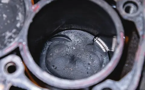 Ein Kolbenfresser im Motorzylinder. Die Reparatur erfordert sorgfältige Arbeit, um den Schaden zu beheben.