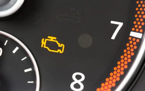 Gelbe Motorkontrollleuchte bei Hyundai: Bedeutung und was zu tun ist.