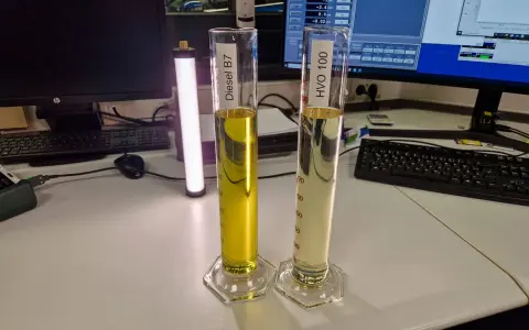 Zwei Messzylinder mit Diesel B7 und HVO 100 für einen Diesel Additiv Test des ADAC.