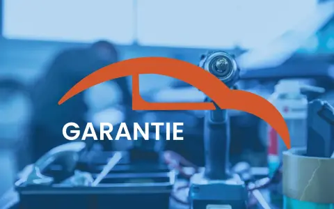 Werkstatt-Szene mit Werkzeug und dem Wort "GARANTIE". Informiert über die Dauer der Garantie auf Reparaturen und Ersatzteile für Autos.