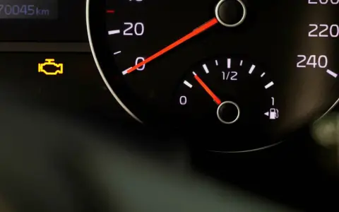 Motorkontrollleuchte blinkt und geht wieder aus. Der Kilometerstand beträgt 70045 km. Die Tankanzeige ist fast leer.
