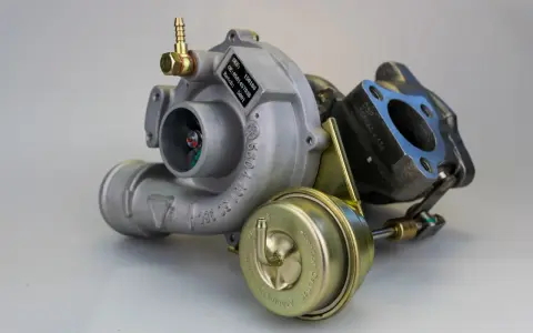 Turbolader mit Wastegate-Aktuator. Anzeichen für einen turbolader undicht symptome sind Leistungsverlust und ungewöhnliche Geräusche.