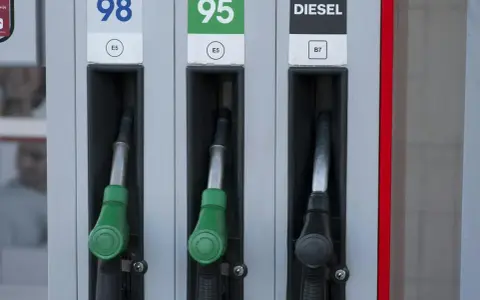 Zapfen für Benzin (98, 95) und DIESEL. Der DIESEL-Zapfen ist schwarz, bereit für den nächsten power diesel Tankvorgang.