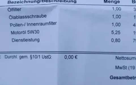 Rechnung für Auto-Service: Ölwechsel, Filter, Motoröl und Dienstleistung. Die auto elektronik reparatur kosten sind hier nicht aufgeführt, aber die Gesamtkosten betragen 303,26 €.