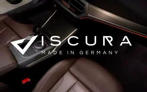 Hochwertige braune Ledersitze im Auto, bereit für die professionelle leder aufbereiten. Das Interieur zeigt dezent beleuchtete Akzente.