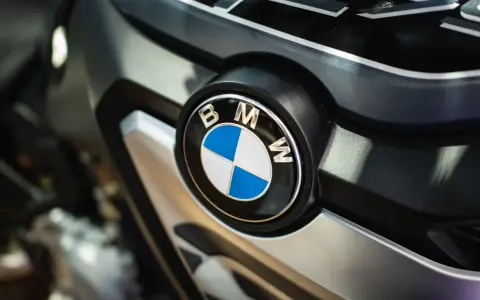 Nahaufnahme des BMW-Logos auf einem Motorrad. Wichtige Informationen zu BMW Serviceintervallen sind hier zu finden.