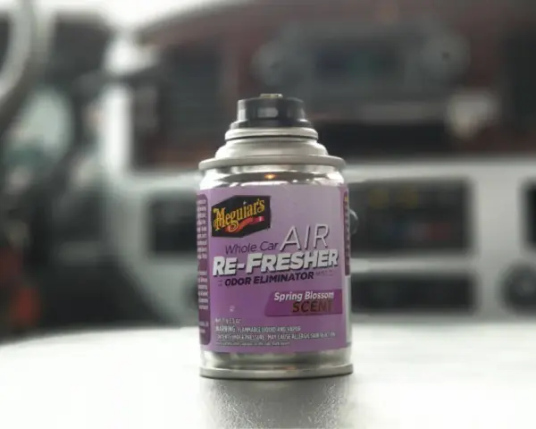 Dose "Meguiar's Whole Car Air Re-Fresher" mit Frühlingsblütenduft hilft, unangenehme Gerüche im Auto zu entfernen.