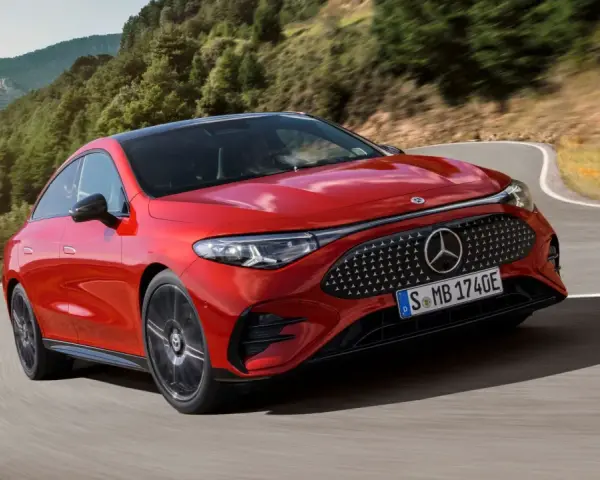 Roter Mercedes fährt kurvig durch bergige Landschaft. Perfekt für lange Fahrten, denken Sie an die Mercedes Serviceintervalle.