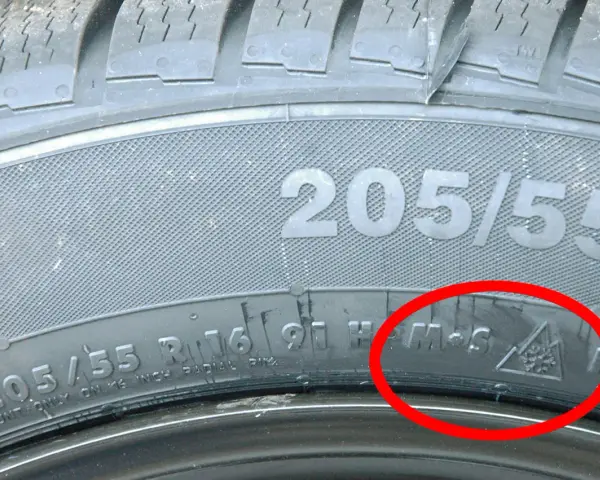 Nahaufnahme eines Reifens mit der Kennzeichnung 205/55 R16. Deutlich sichtbar ist das M+S Symbol, das auf einen Ganzjahresreifen hinweist.