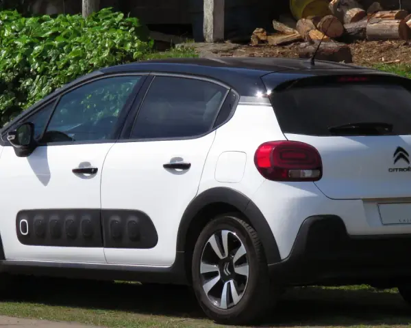 Weißer Citroën C3 mit schwarzem Dach, bereit für den nächsten Citroën Wartungsplan.