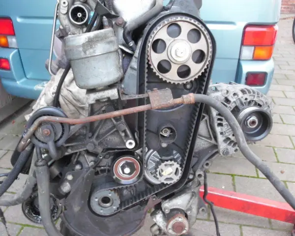 Motor mit sichtbarem t4 zahnriemen, Spannrolle und Lichtmaschine.
