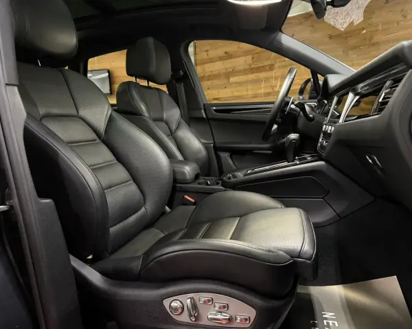 Der luxuriöse porsche macan s innenraum mit perforierten Ledersitzen und einem modernen Armaturenbrett.