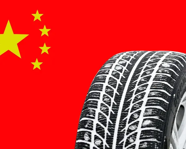 Winterreifen von Goodride im Test vor der chinesischen Flagge.
