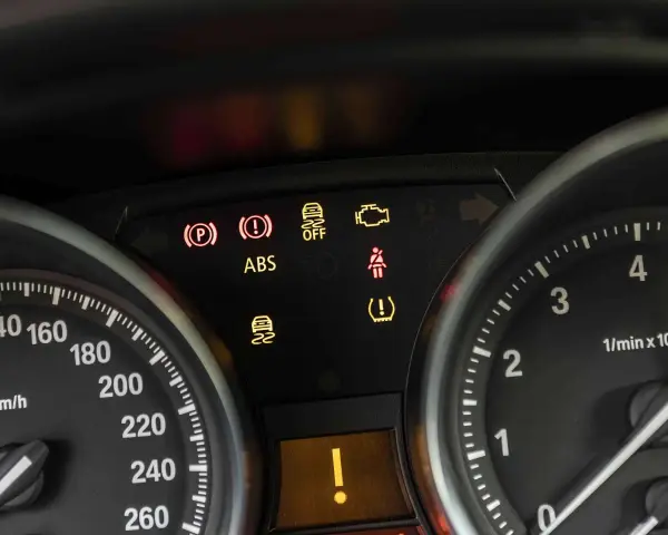 BMW Kontrollleuchten Symbole: ABS, Handbremse, Motor, Reifen und mehr leuchten auf dem Armaturenbrett.