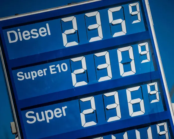 Preisschild an einer Tankstelle: Diesel 2,359€, Super E10 2,309€, Super 2,369€. Nicht jedes Auto kann E10 tanken.