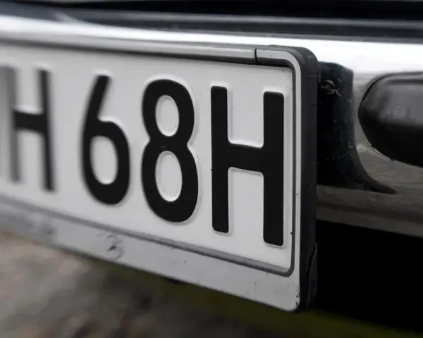 Nahaufnahme eines Nummernschilds eines Oldtimers. Dieses Fahrzeug darf die Umweltzone befahren.